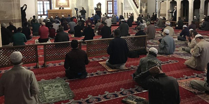 Konya'da Sultan Selim Camisi'ndeki programda Azerbaycan için Fetih suresi okundu