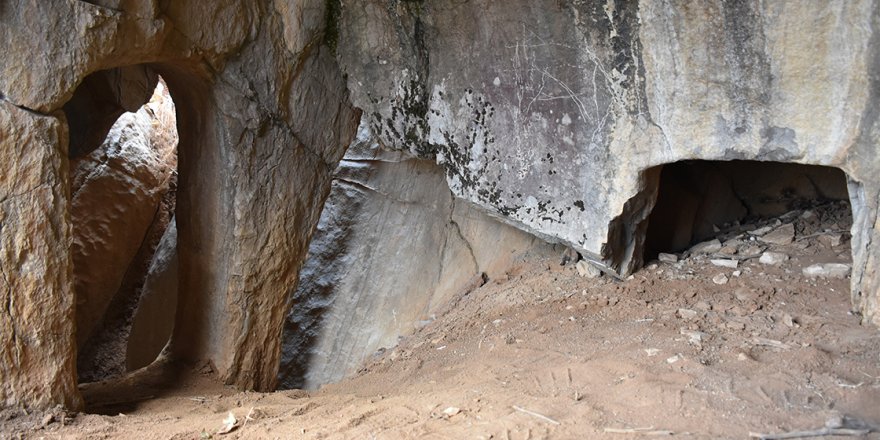 Hakkari'de Urartular dönemine ait 3 odalı kaya mezarı bulundu