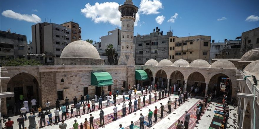 Gazze'de Kovid-19 nedeniyle verilen bir aylık aradan sonra cuma namazı kılındı