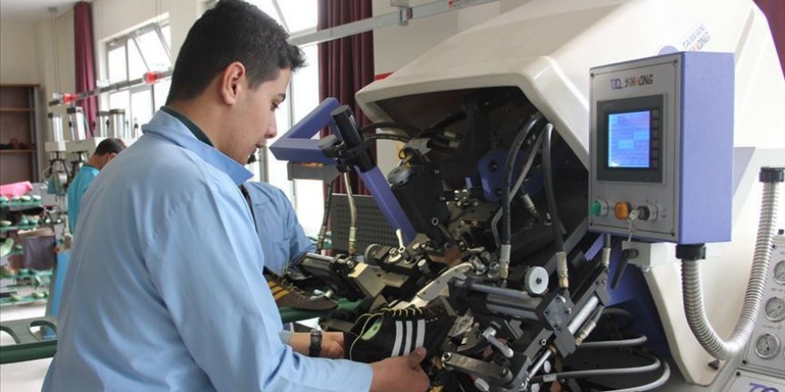 Antalya'da meslek lisesi öğrencileri ürettikleri malzemelerden para kazanıyor