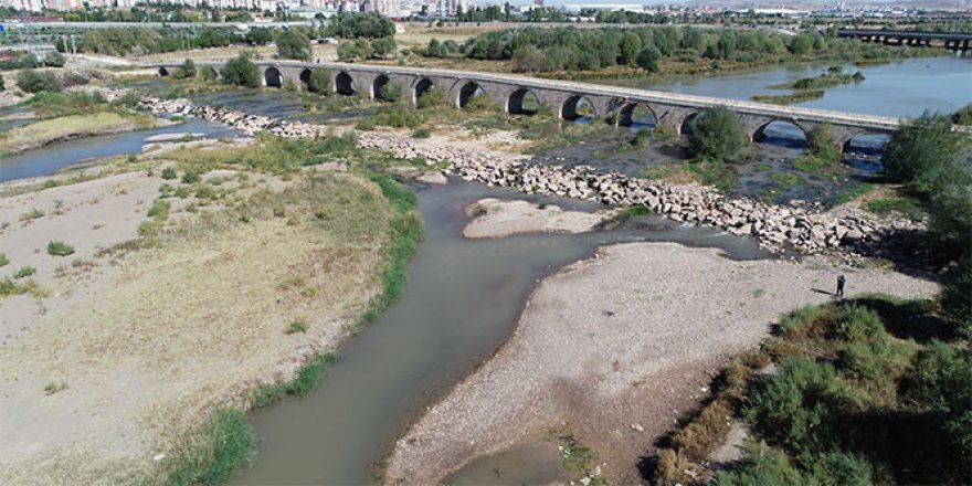 Kızılırmak alarm veriyor, su seviyesi azaldı kara parçaları gözüktü
