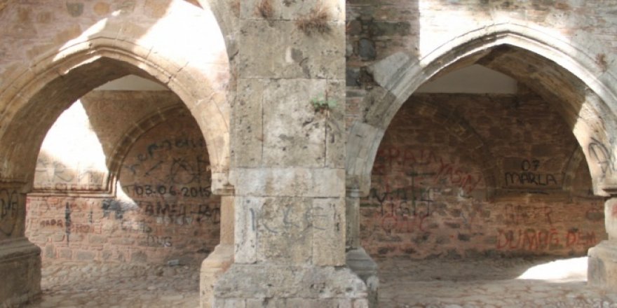 2,5 asırlık tarihi Külliye, karalama duvarı haline geldi