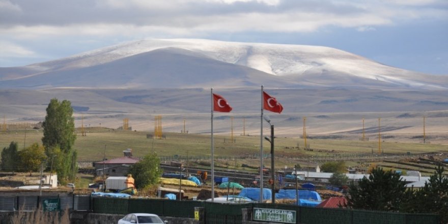 Kars'a mevsimin ilk 'kar'ı yağdırıldı