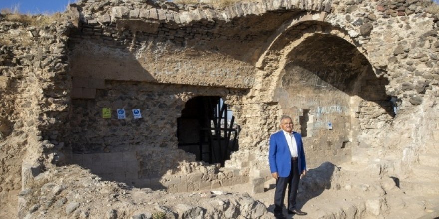 Selçuklu Dönemi anıt eserlerinden 800 yıllık Kızıl Köşk'te çalışma başlatıldı