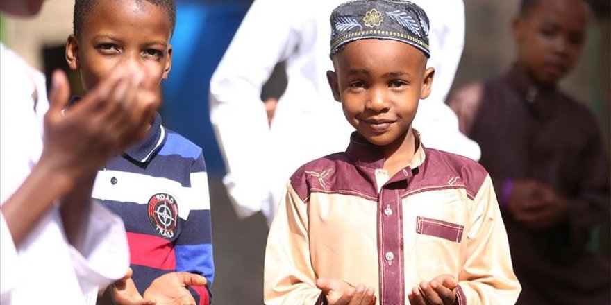 Kenya'da 106 binden fazla çocuk HIV virüsü taşıyor