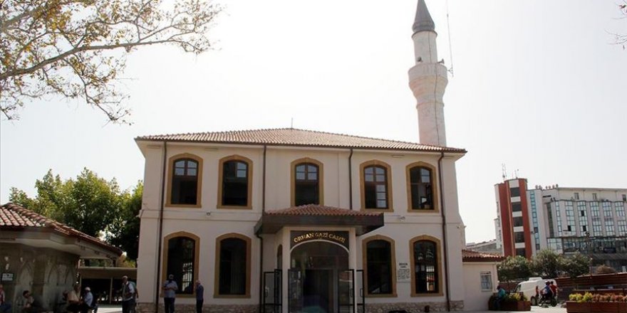 Aslına uygun yenilenen ecdat yadigarı cami ibadete açıldı