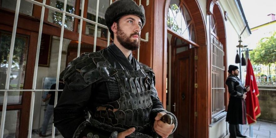 Osman Gazi Türbesi'ndeki saygı nöbeti ziyaretçileri duygulandırıyor