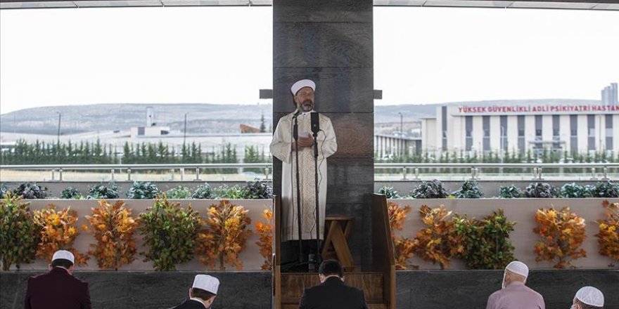 Diyanet İşleri Başkanı Erbaş, başkentte cuma namazı kıldırdı