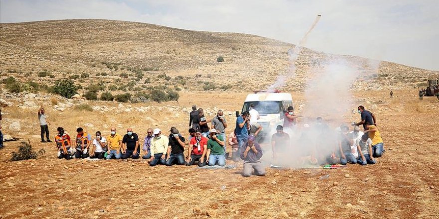 İşgalci İsrail askerleri namaz kılan Filistinlilere saldırdı