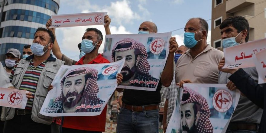 Gazzelilerden İsrail hapishanesinde açlık grevi yapan Filistinli tutukluya destek gösterisi