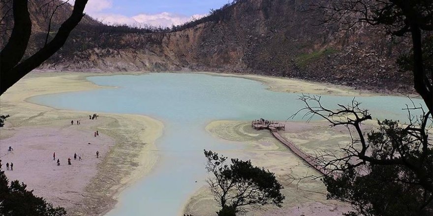 Endonezya’da yanardağ zirvesinde yüzlerce yıl saklı kalmış doğa hazinesi: Kawah Putih