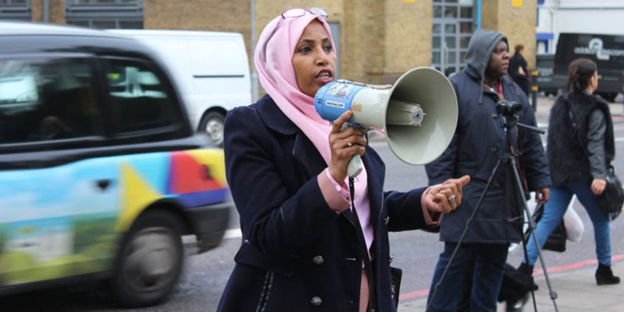 İngiltere'nin ilk başörtülü Belediye Başkanı, ırkçılıkla suçladığı İşçi Partisinden istifa etti