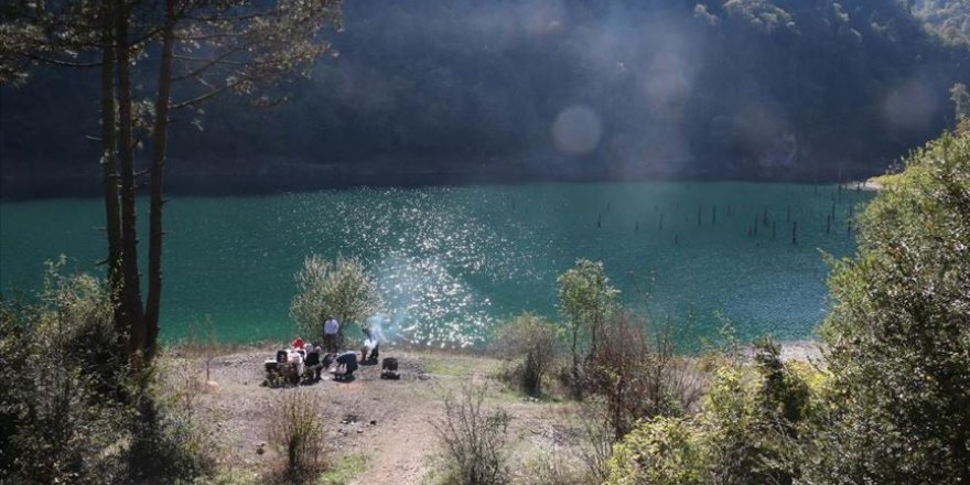 Sülüklü Göl Tabiat Parkı'nda sonbaharın güzellikleri yaşanıyor