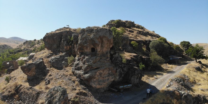 Elazığ'da dikkat çeken 'Delikli Kaya'