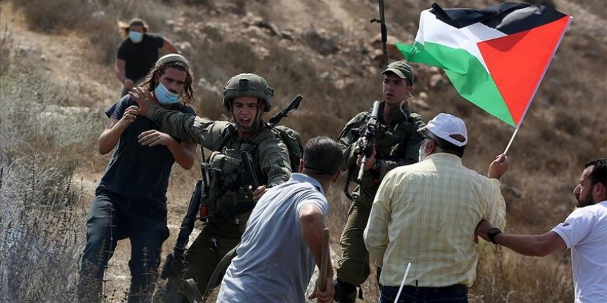 Yahudi yerleşimcilerden topraklarını işgal ettikleri Filistinlilere karşı ırkçı tabela