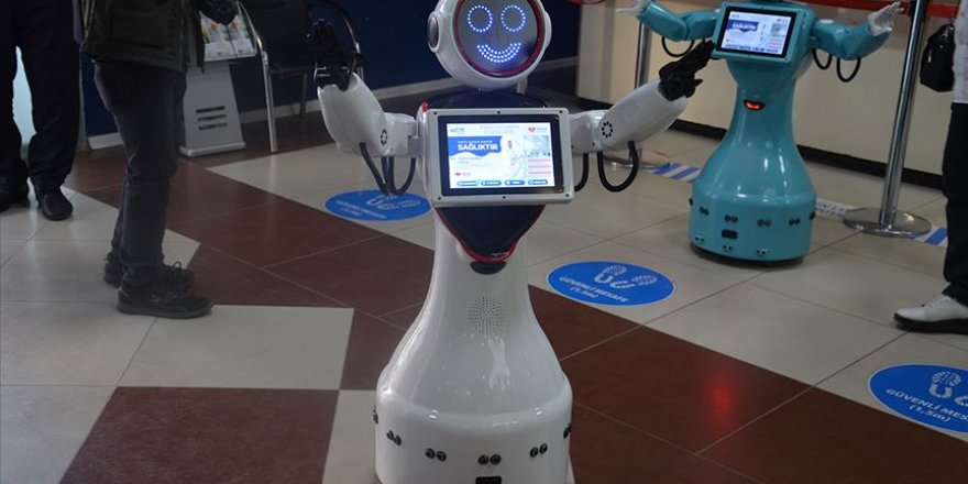 Batman'da özel bir hastanede hastaları robot ADA karşılıyor