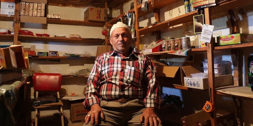 Babasının vasiyetini yerine getirmek için yarım asırlık bakkalı kapatmıyor