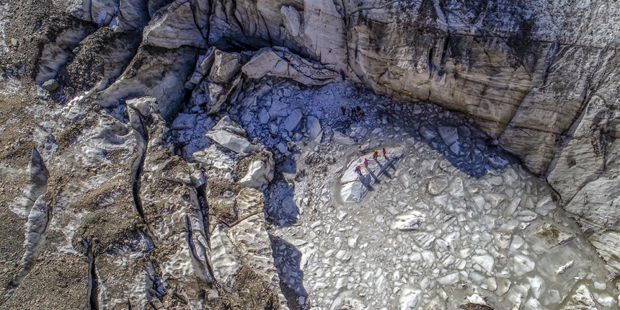 Türkiye'nin en büyük buzulu yerli, yabancı doğaseverleri ağırlıyor