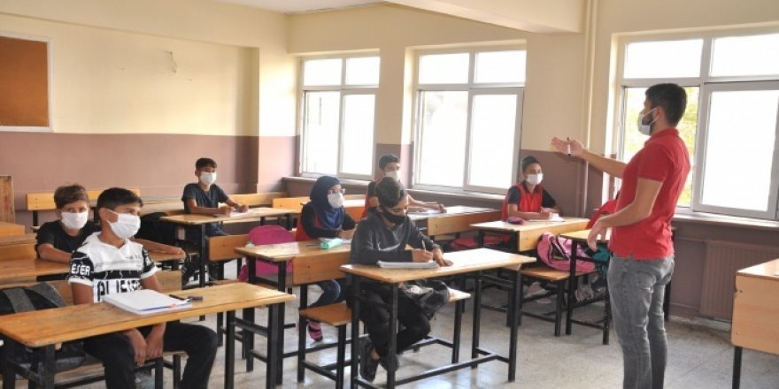 Ortaokul ve lise öğrencileri yüz yüze eğitime başladı