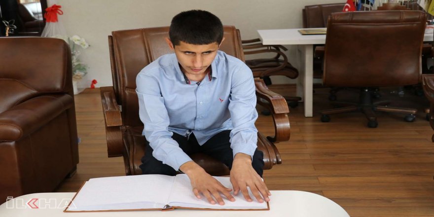 Görme engelli öğrencinin Kur'an-ı Kerimi okuma azmi imrendiriyor