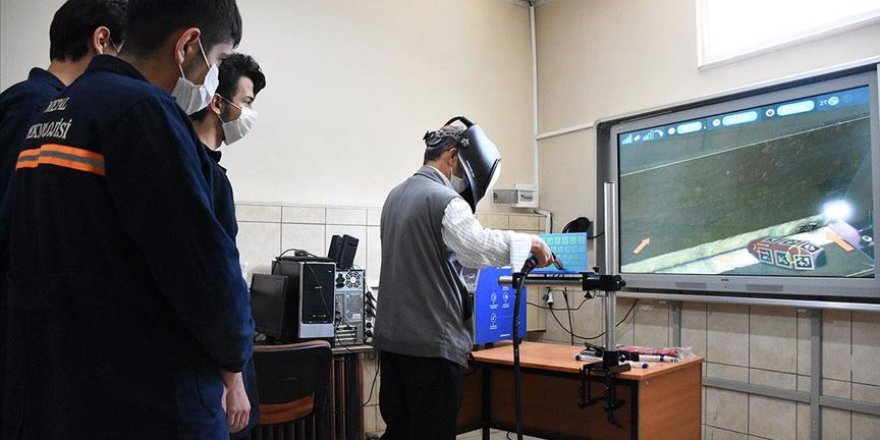 Geleneksel kaynakçılığı modern yöntemle öğreniyorlar