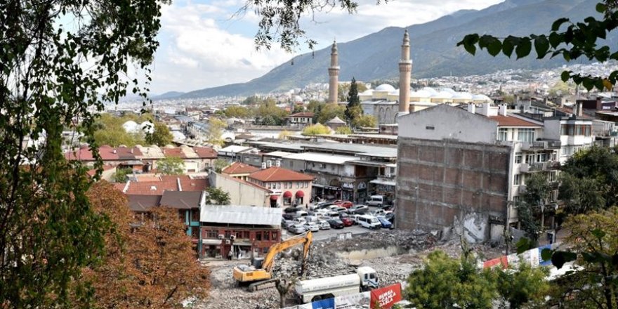 Bursa'da tarihi Ulu Cami ve çarşıların çevresindeki eski yapılar yıkılıyor