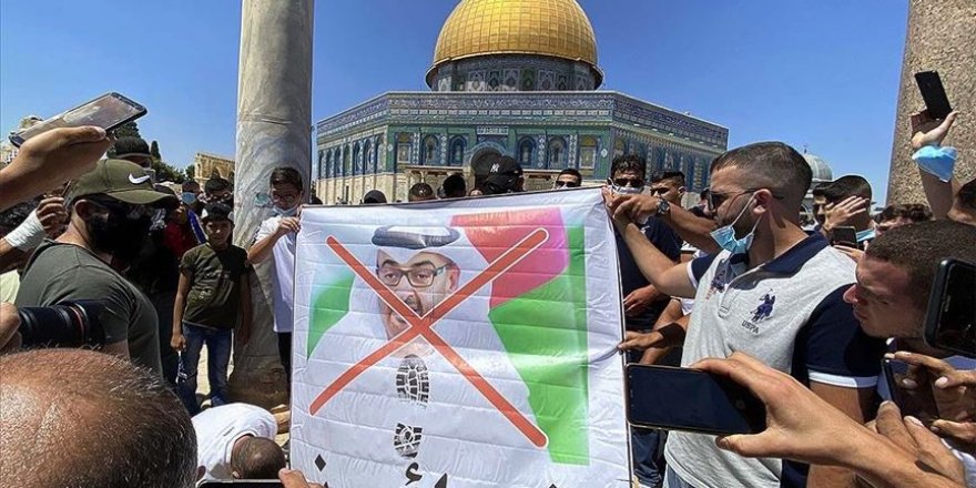 Filistinliler İsrail polisi eşliğinde Mescid-i Aksa'yı ziyaret eden BAE heyetini camiden çıkardı