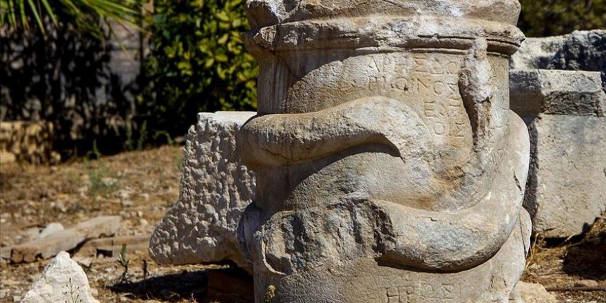 Patara'da 2 bin yıllık 'yılan figürlü sunak' bulundu