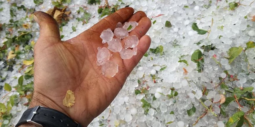 Erzincan'da ceviz büyüklüğünde dolu yağdırıldı, 45 dakika sürdü