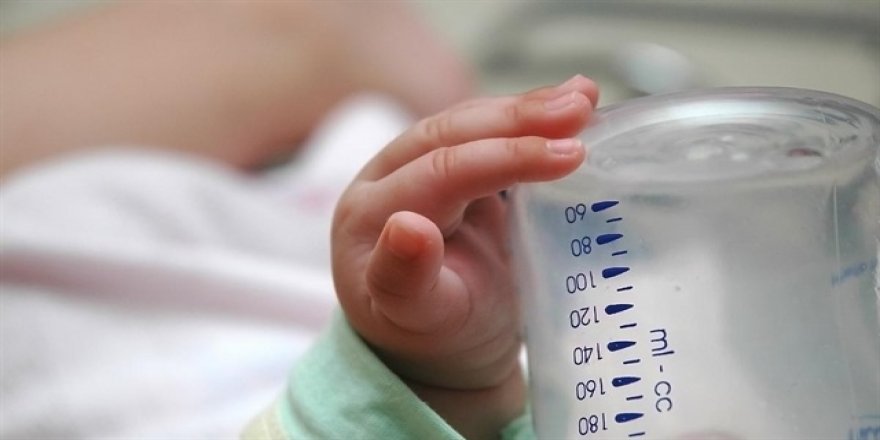 Biberonlar mama hazırlanırken mikroplastikler salıyor