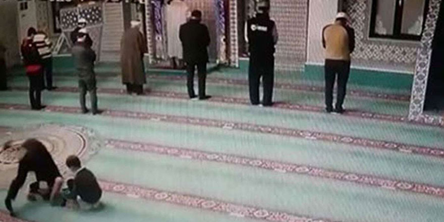 Çocuğuna namazı sevdirmek için takla atıp namaza durdu