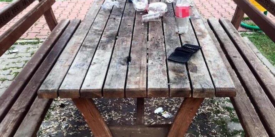 Masaya bıraktığın çöplerini temizlersen cüzdanını alırsın!