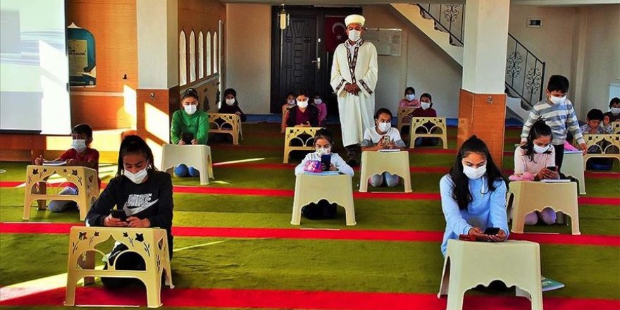 Mahalle imamı camiyi namaz vakitleri dışında sınıfa dönüştürüyor