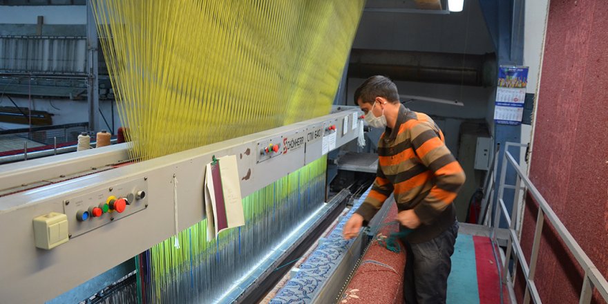 İbadete açılmaya hazırlanan Kariye Camisi'nin halılarına son dokunuşlar