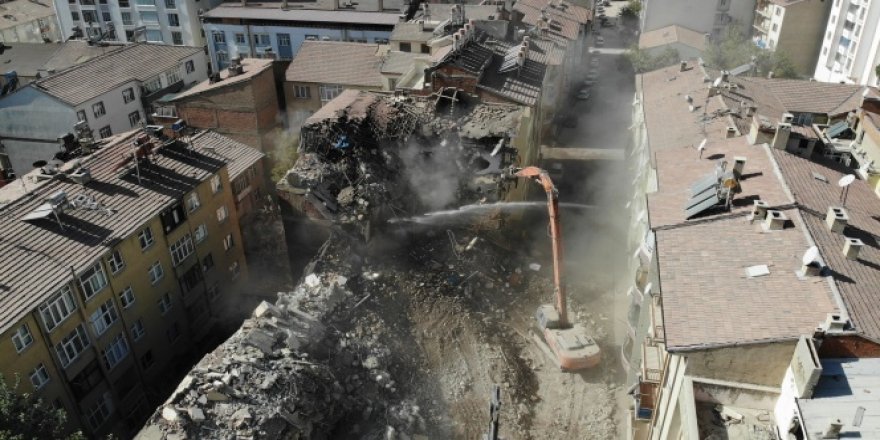 Elazığ'da deprem sonrası harabeye dönen 10 bin konut yıkıldı