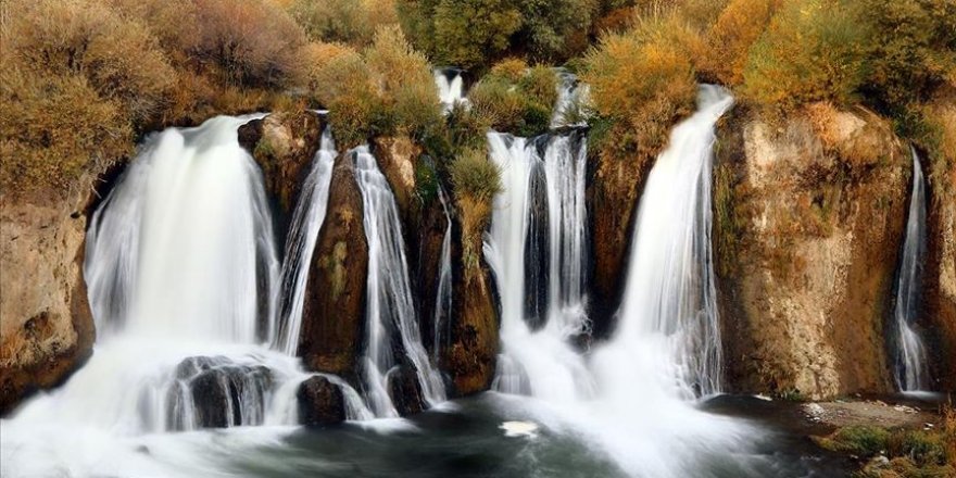 Muradiye Şelalesi sonbahar renkleriyle etkiliyor