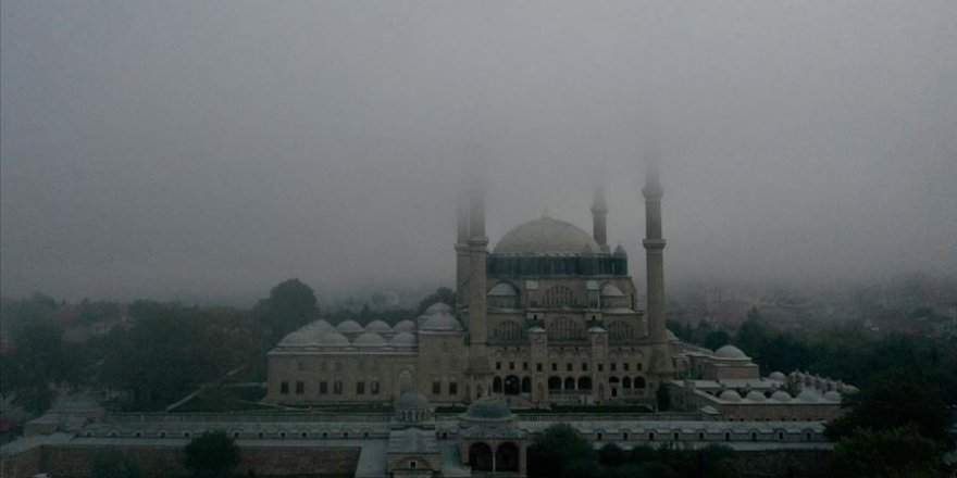 Sis içerisinde kalan Selimiye Camisi manzarasıyla hayran bıraktı