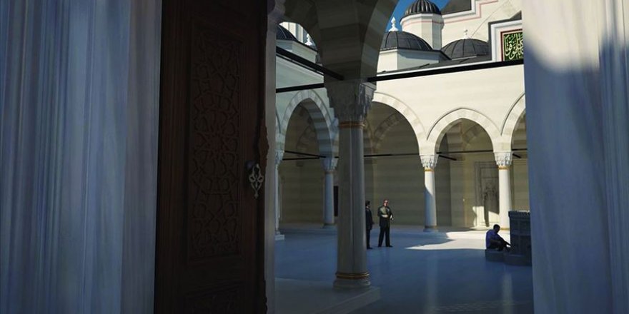 Fransa'da yönetimin Müslümanları hedef alan adımlarına rağmen Diyanet camileri entegrasyona öncülük ediyor