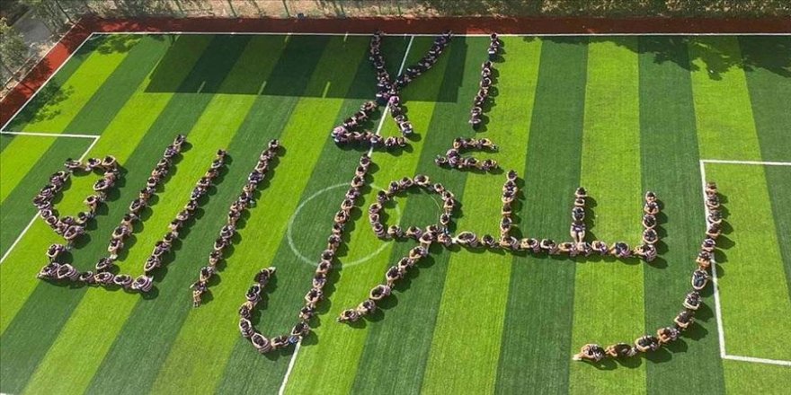 Mısır'da Hristiyan öğrencilerden Fransa'nın İslam karşıtı tutumuna koreografili tepki