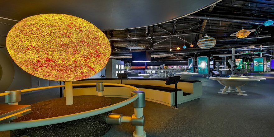 Gökmen Uzay ve Havacılık Eğitim Merkezi ziyaretçilerini adeta uzayın derinliklerine götürüyor