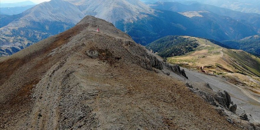 Ilgaz Dağı'nın zirvesindeki mezarlar dikkati çekiyor