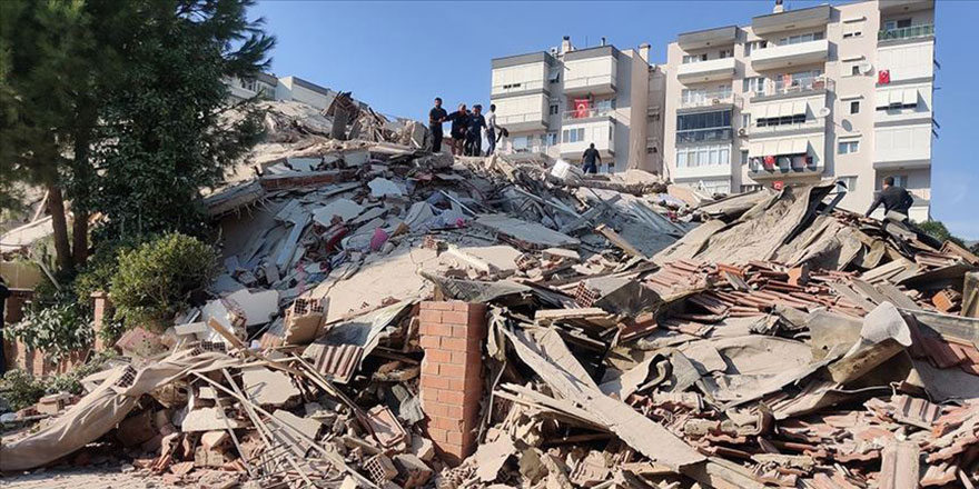 İzmir'de 6,6 büyüklüğünde deprem, yıkılan binalar var
