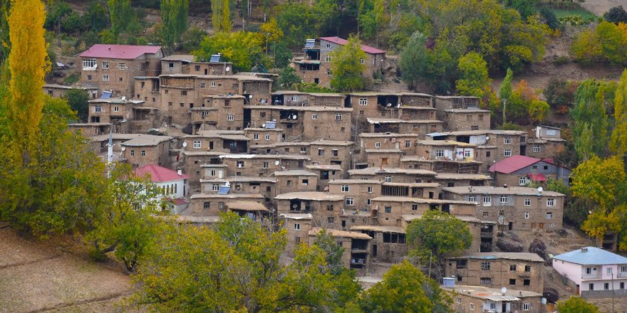 Hizan taş evlerinin sonbahar manzarası göz kamaştırıyor