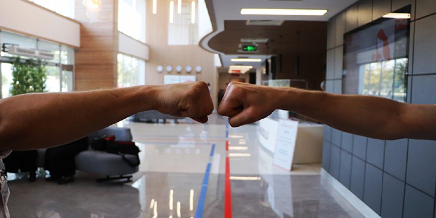 Korona bulaştırmada yeni trend: 'Yumruk tokuşturma'