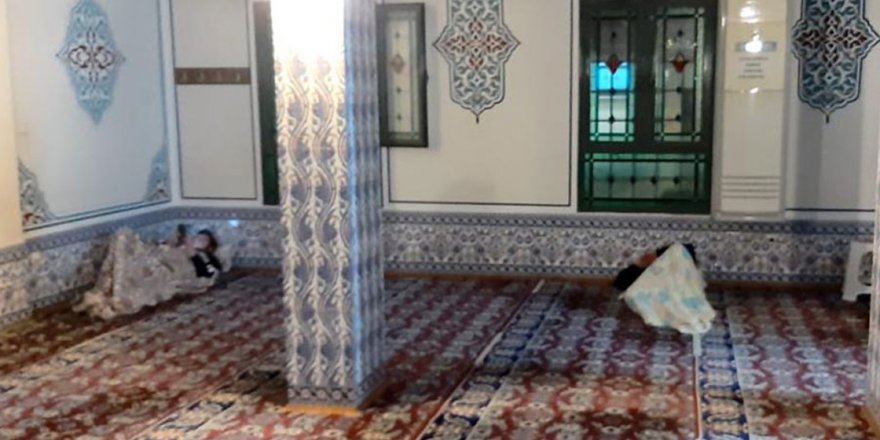 Bazı depremzedeler geceyi camilerde geçirdi