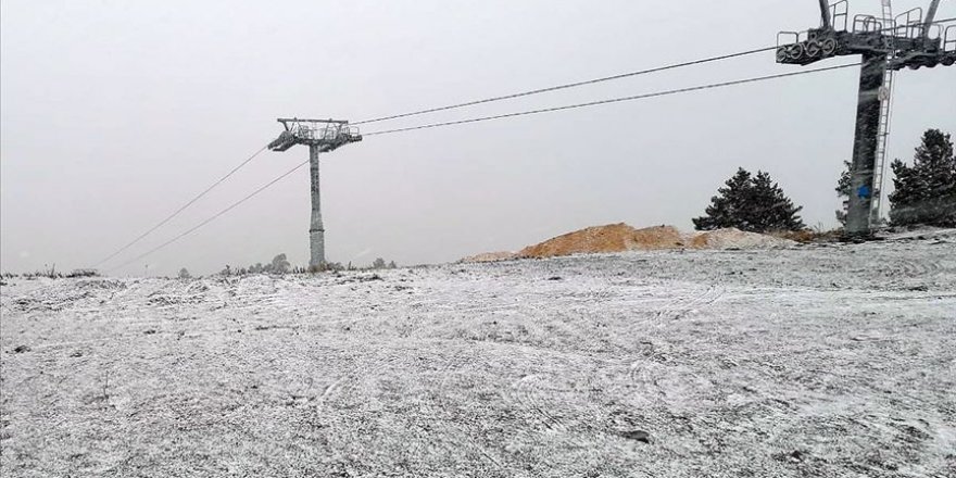 Cıbıltepe Kayak Merkezi'ne mevsimin ilk karı düştü