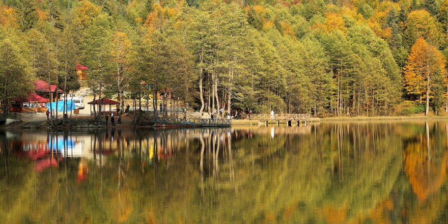 Karagöl renk cümbüşüyle ziyaretçilerini etkiliyor