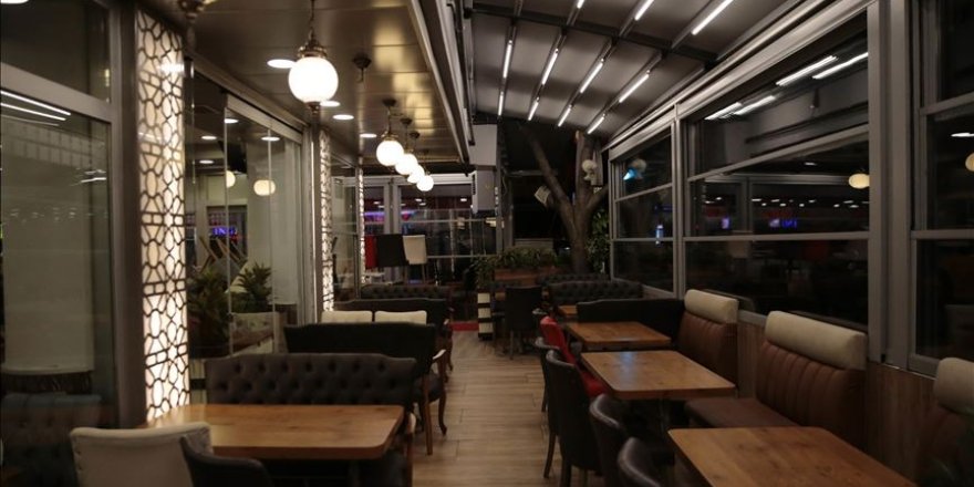 Başkentte koronavirüs tedbirleri kapsamında saat 22.00'den sonra işletmeler kapatıldı