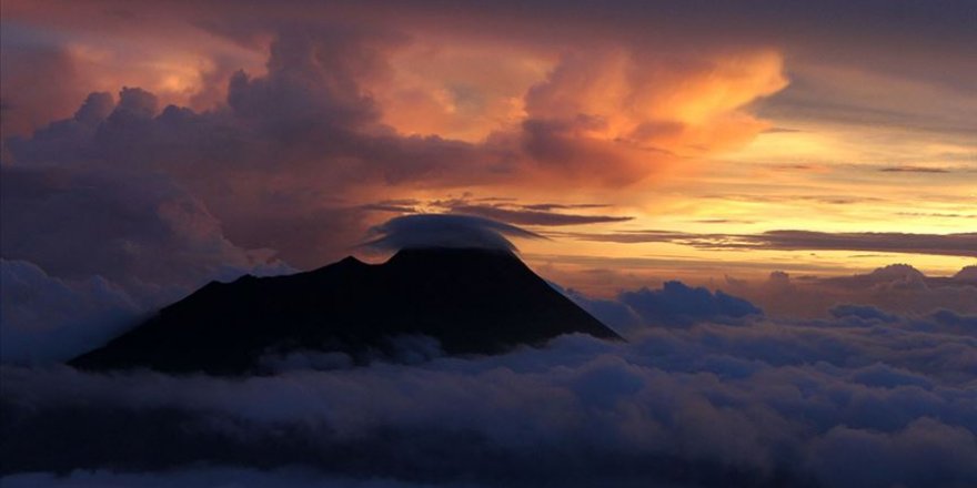 Endonezya'da Merapi Yanardağı'nda iki patlama oldu