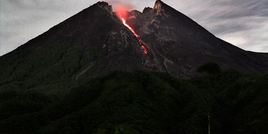 Endonezya’da yanardağ tehlikesine karşı 500’den fazla kişi tahliye edildi